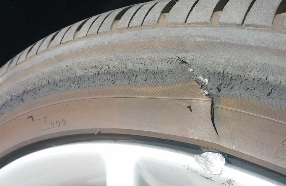 kumho solus kh25 sidewall split.